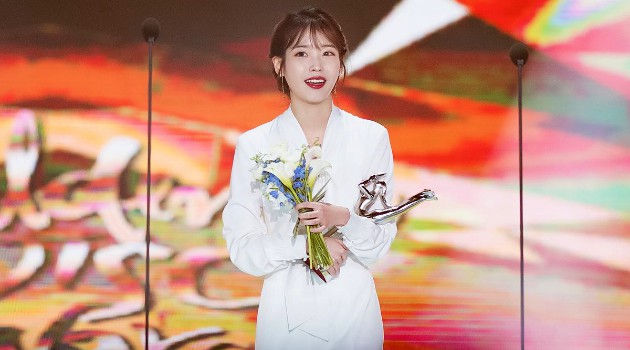 IU menerima penghargaan di Golden Disk Awards (Wow Keren)